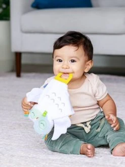 Coﬀret Naissance Avec Doudou Luminescent Dans Le Noir - INFANTINO Blanc - Infantino -Buki France Shop coﬀret naissance avec doudou luminescent dans le noir infantino 3