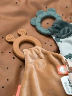 Doudou Plat Attache Sucette - DONE BY DEER Moutarde - Done By Deer 8 Doudou Plat Attache Sucette - DONE BY DEER Moutarde - Done By Deer -Buki France Shop doudou plat attache sucette done by deer 2