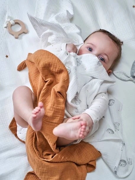 Lot De 3 Langes MINI COMPAGNIE En Gaze De Coton Bio* 2 écrus Imprimés + 1 Uni Caram - Vertbaudet 5 Lot De 3 Langes MINI COMPAGNIE En Gaze De Coton Bio* 2 écrus Imprimés + 1 Uni Caram - Vertbaudet – Image 5