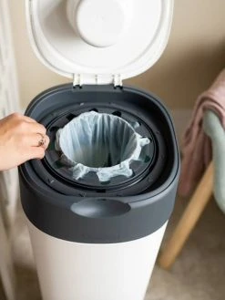 Poubelle Twist & Click XL Tommee Tippee Sangenic Blanc - Tommee Tippee 10 Poubelle Twist & Click XL Tommee Tippee Sangenic Blanc - Tommee Tippee -Buki France Shop poubelle twist click xl tommee tippee sangenic 4